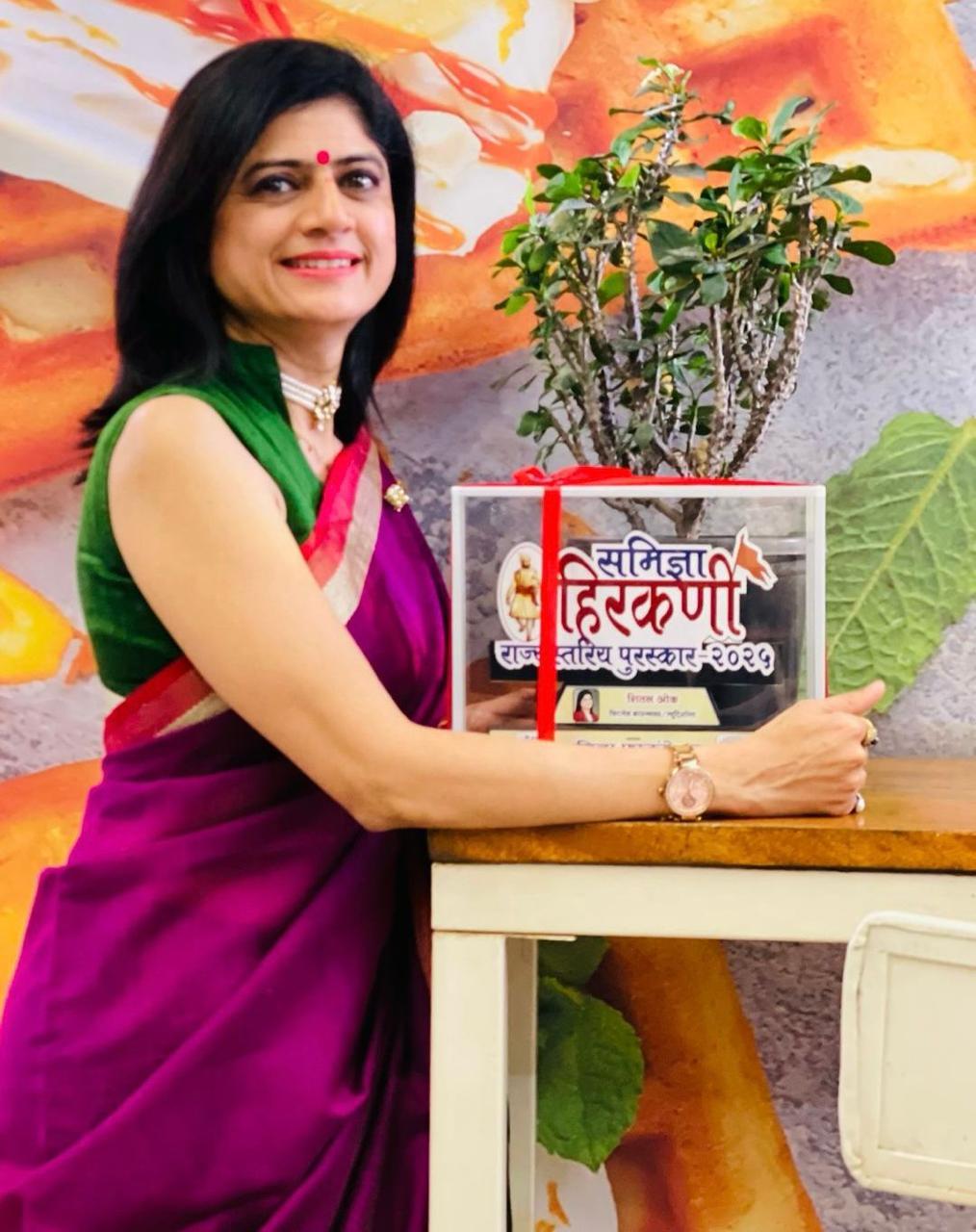 Sheetal Oak receiving the Samidnya Hirkani Puraskar 2025